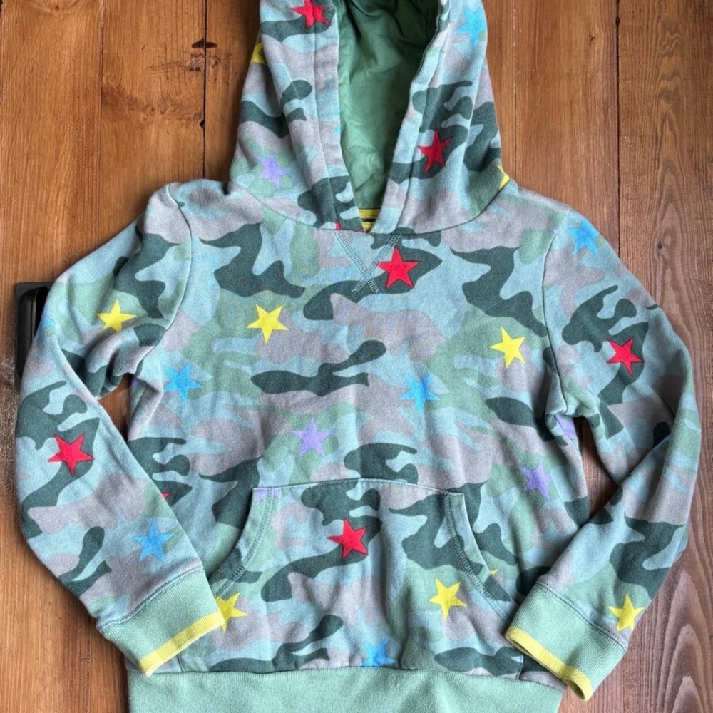 Mini Boden Cozy Hooded Popover Sweatshirt Camo Embroidered Stars 9/10
